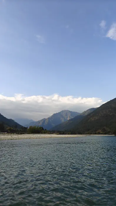  Gentle rafting on the Mo Chhu