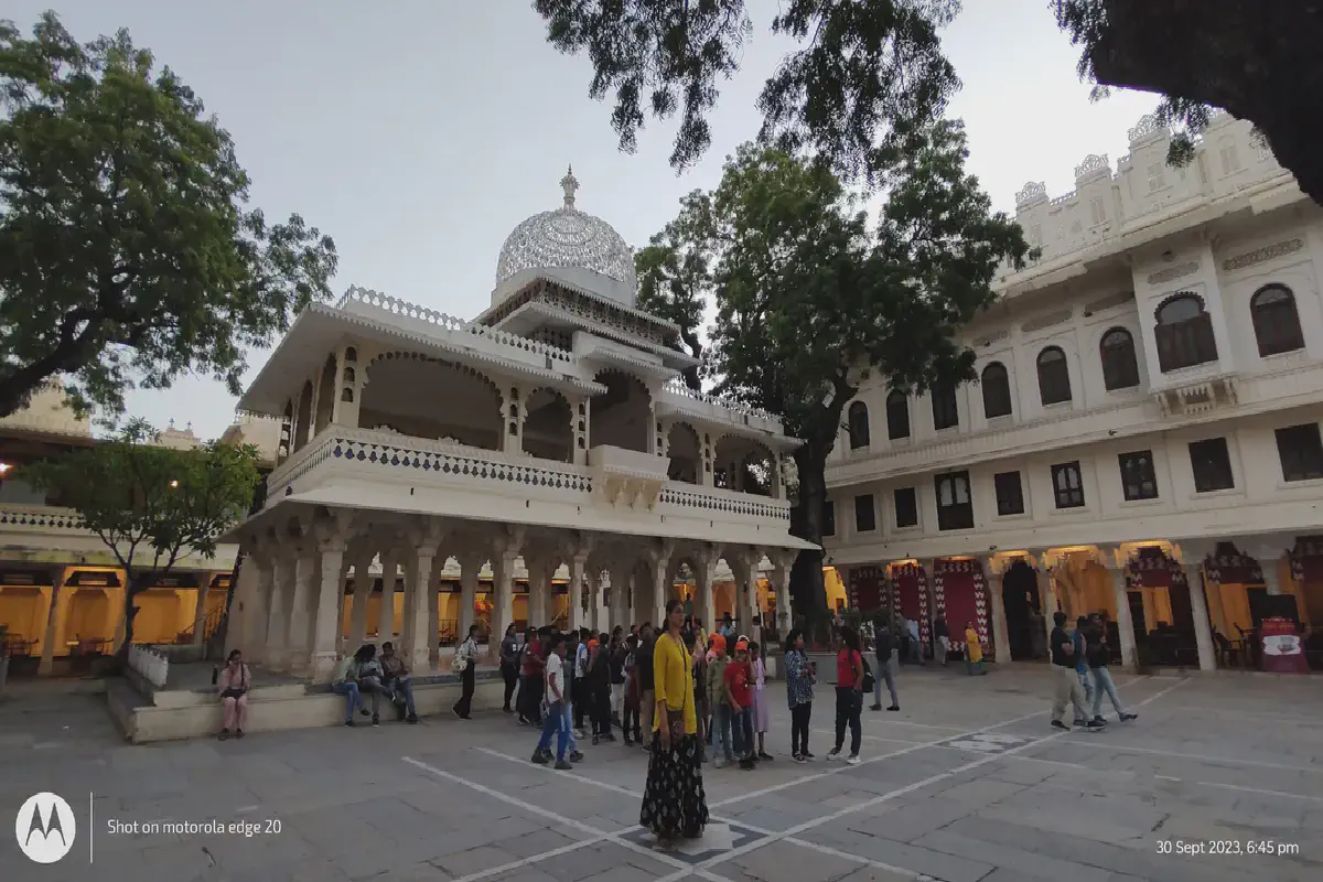 Peaceful evening at Gangaur Ghat with Lake Pichola views