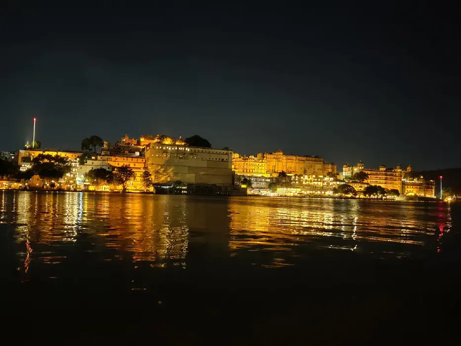 The iconic view of the City Palace from Ambrai Ghat.