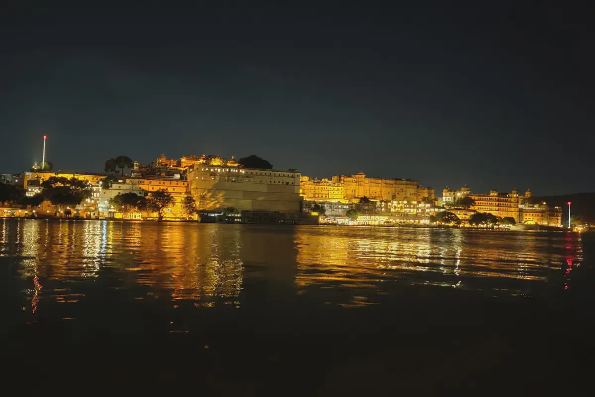 The iconic Ambrai Ghat with City Palace backdrop